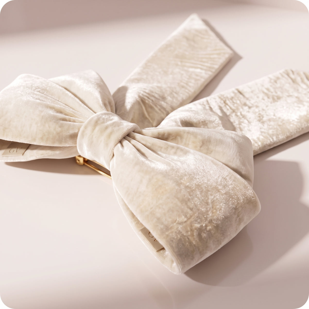 Moño ivory de terciopelo, 1.10 x 50 cm.