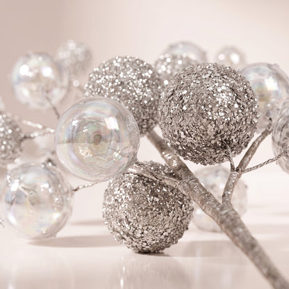 Rama decorativa con bolas brillantes