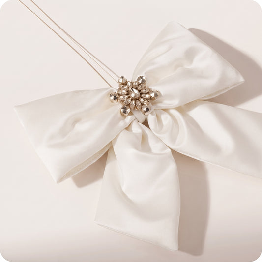 Moño color perla de satín con piedra