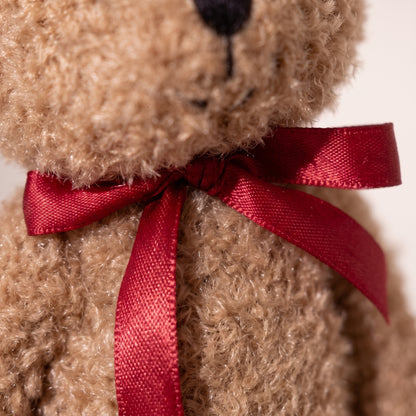 Teddy bear marrón con lazo rojo