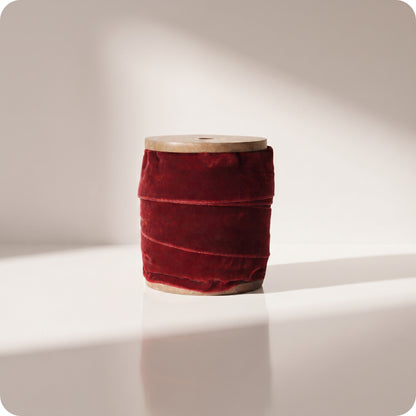 Liston de terciopelo sobre carrete de madera