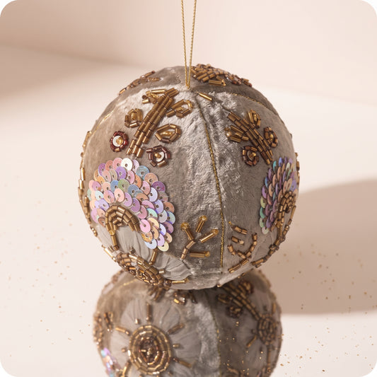 Bordado floral gris bola de terciopelo