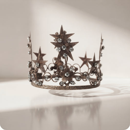 Corona de metal bronce viejo con estrellas