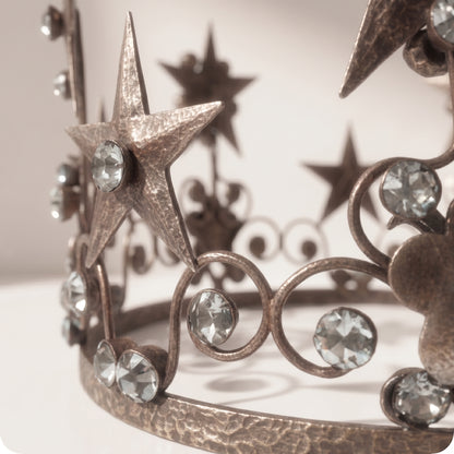 Corona de metal bronce viejo con estrellas