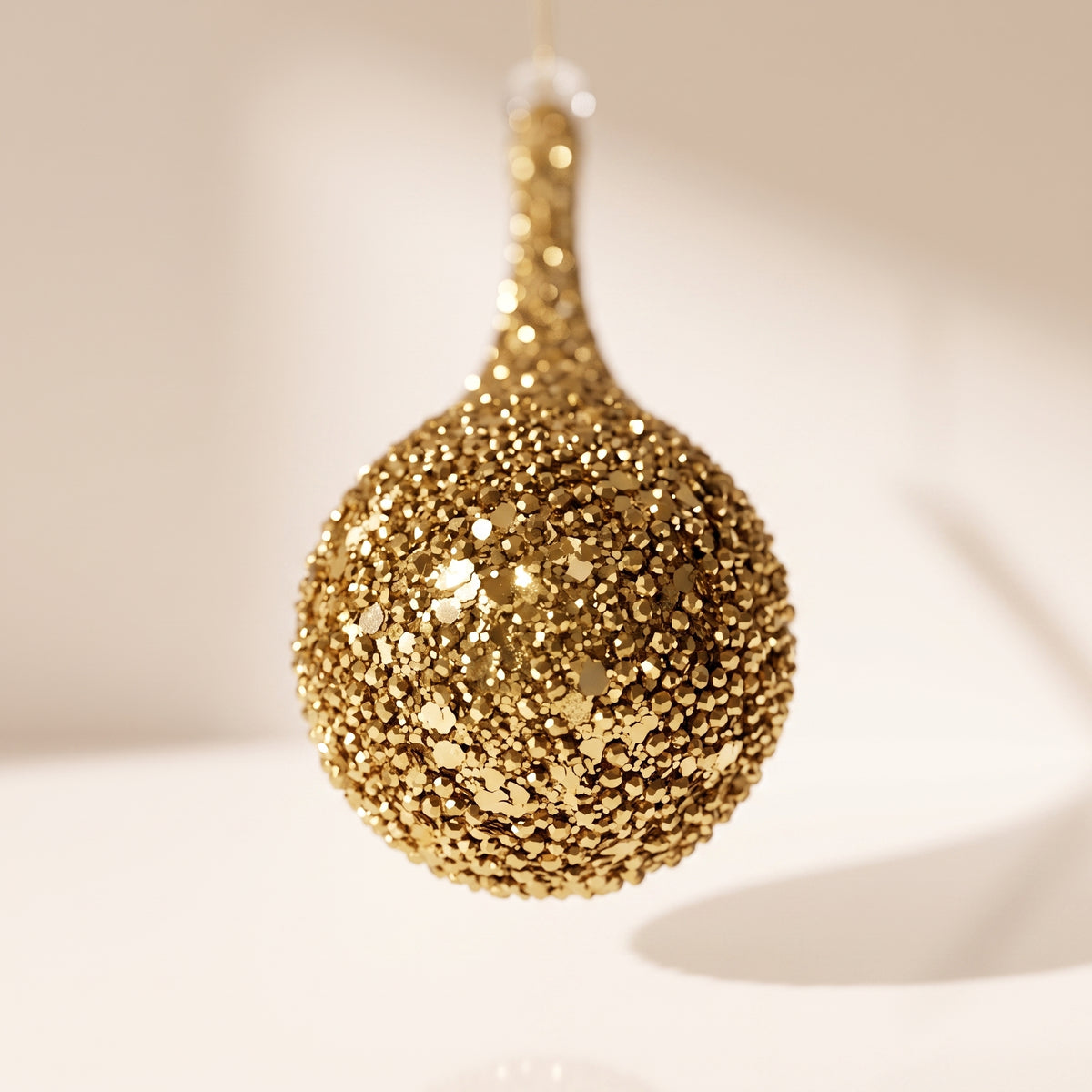 Esfera Gota de vidrio, cuentas doradas y purpurina