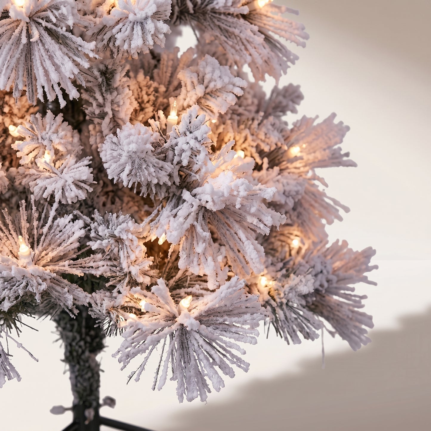 Árbol iceland nevado con luz led calida