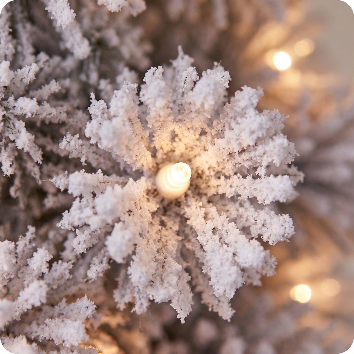 Árbol iceland nevado con luz led calida
