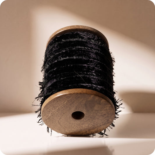 Liston negro de terciopelo deshilachado