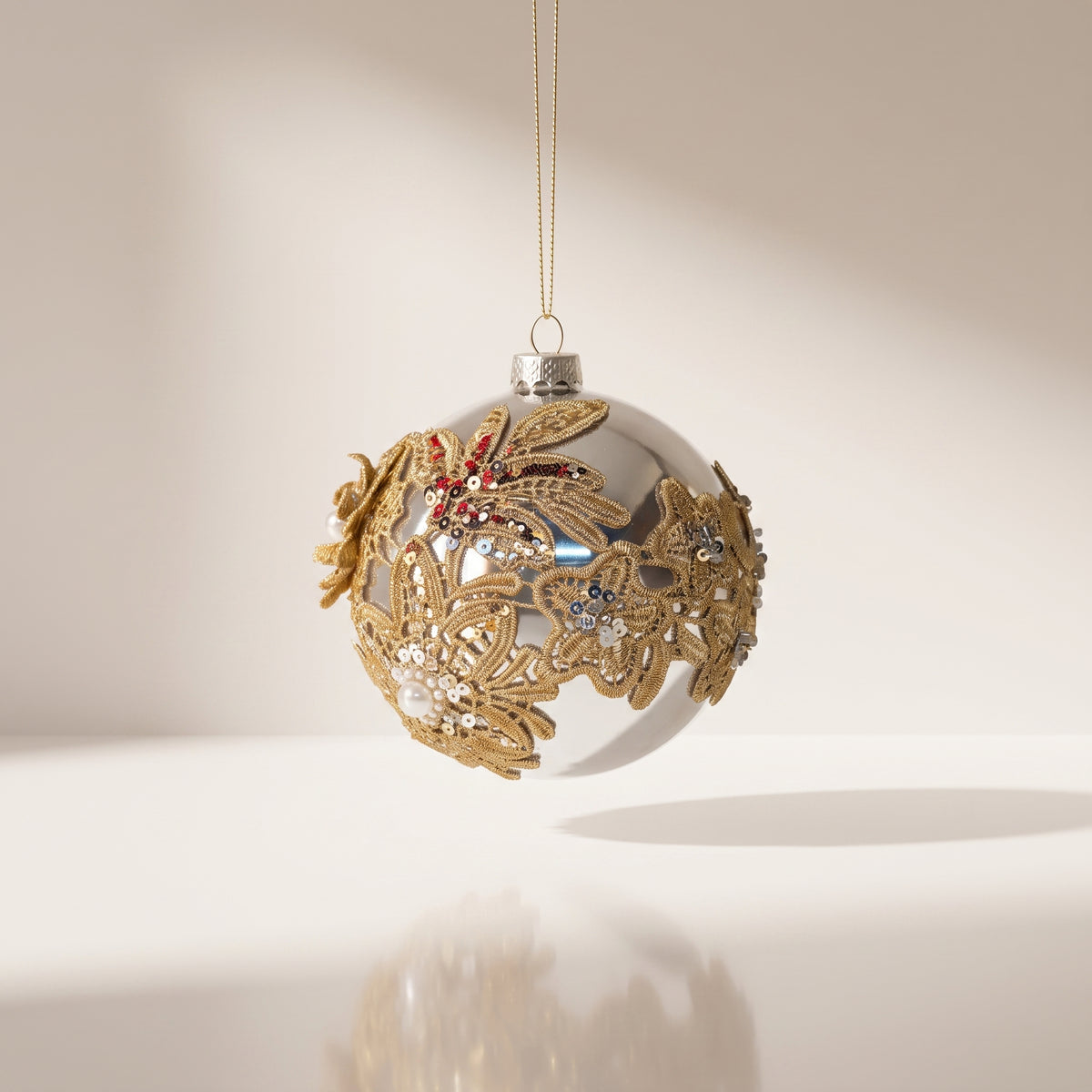 Esfera de cristal perla plateada con flores de ganchillo