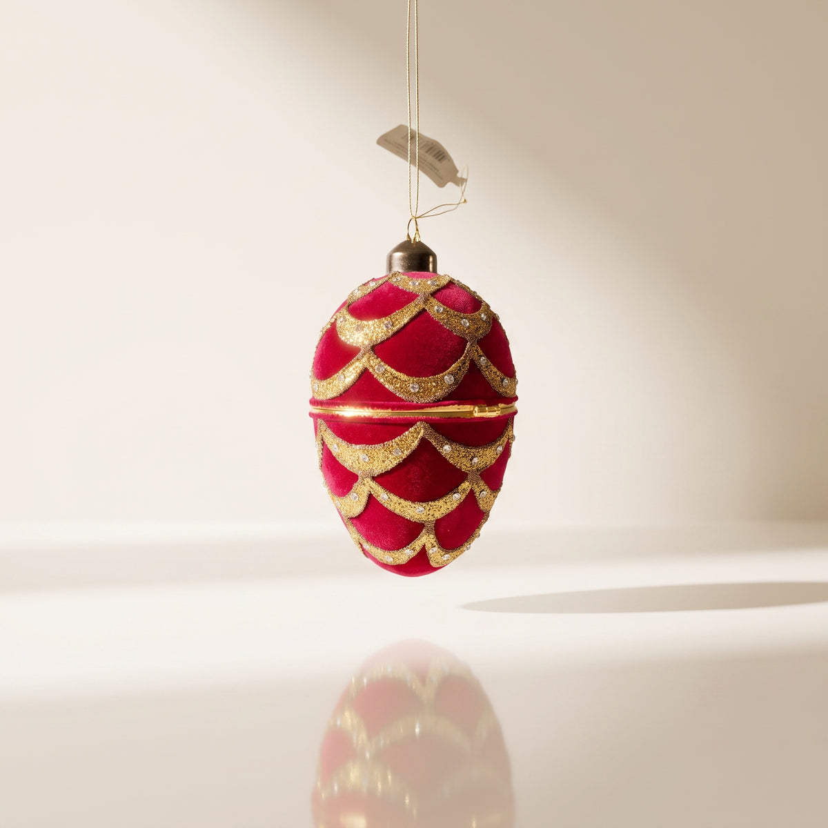 Esfera cristal de terciopelo rojo con cuentas doradas