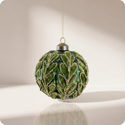 Esfera de vidrio vintage verde mate con hojas de terciopelo con brillos 10 cm