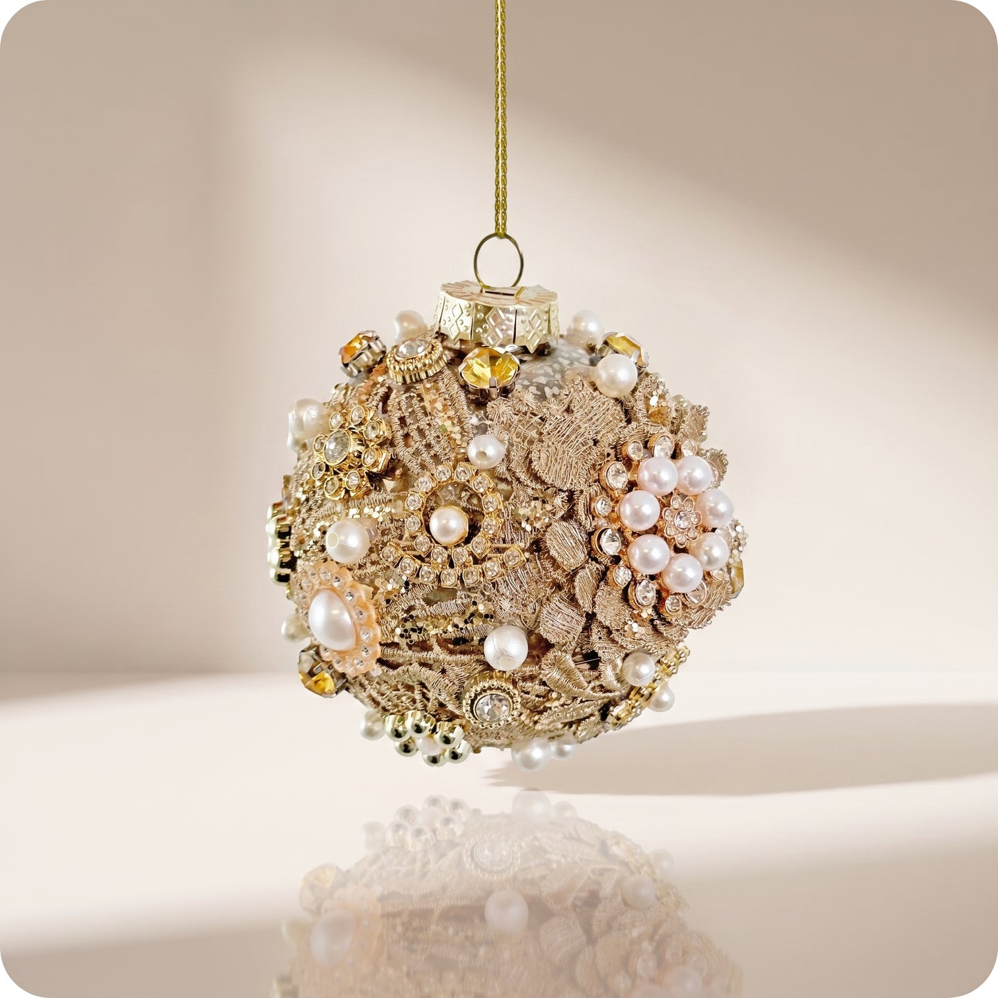 Esfera de cristal de plata antigua con flores de perla y gemas