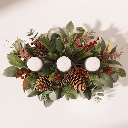 Centro de mesa con piñas, hojas de magnolia y porta velas