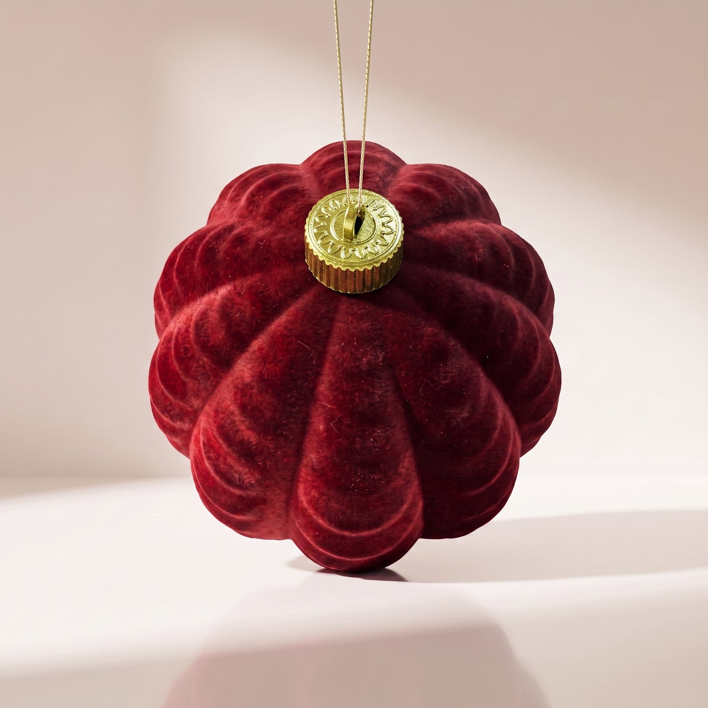 Esfera de terciopelo rojo burgundy acanalado rayado