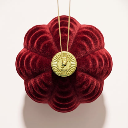 Esfera de terciopelo rojo burgundy acanalado rayado