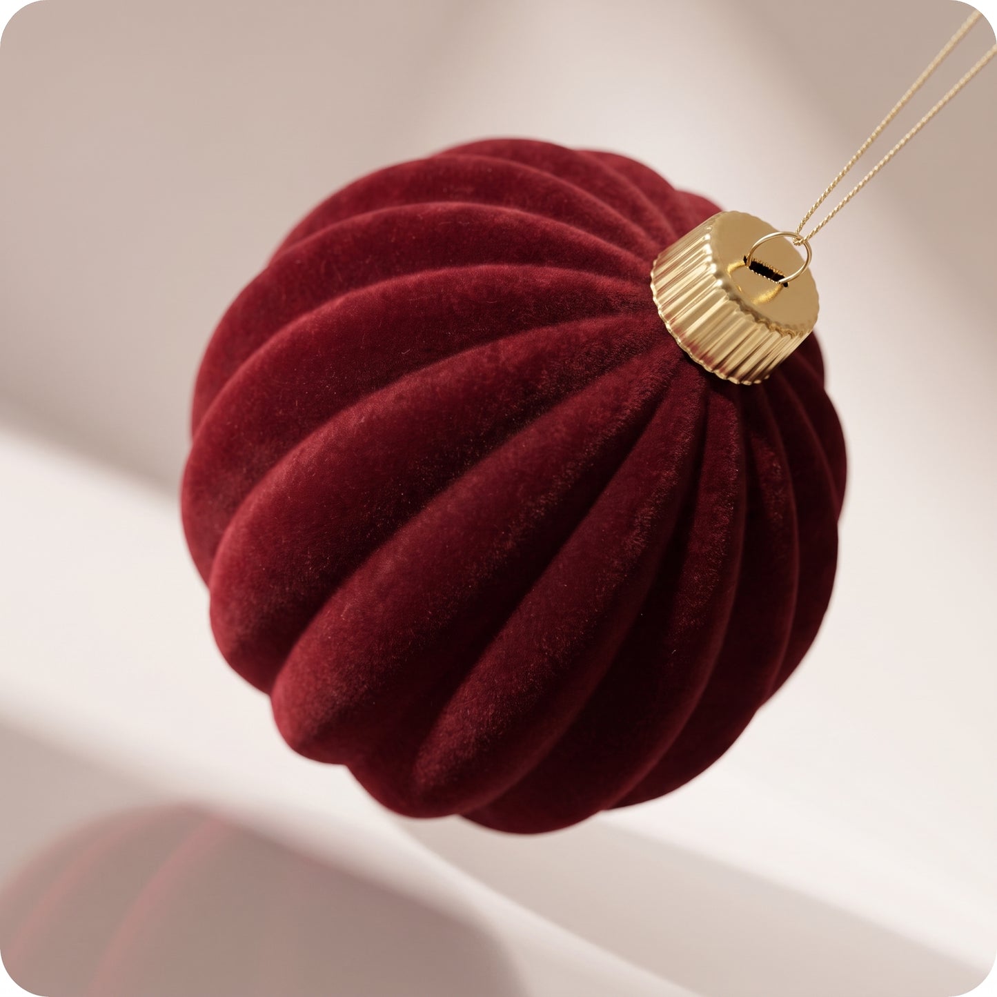 Esfera de terciopelo rojo burgundy acanalado