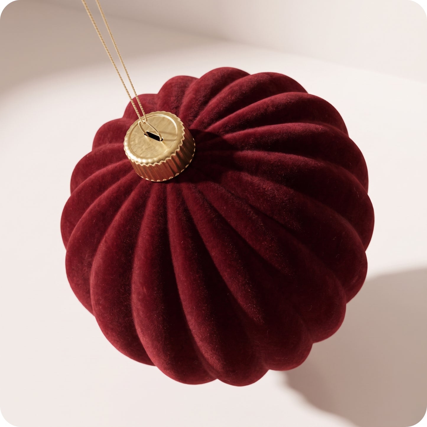Esfera de terciopelo rojo burgundy acanalado
