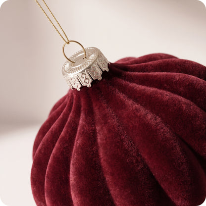 Esfera de terciopelo rojo burgundy cebolla