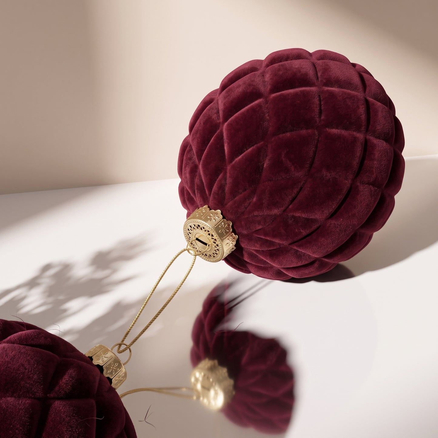 Esfera de terciopelo rojo burgundy ovalada con rombos