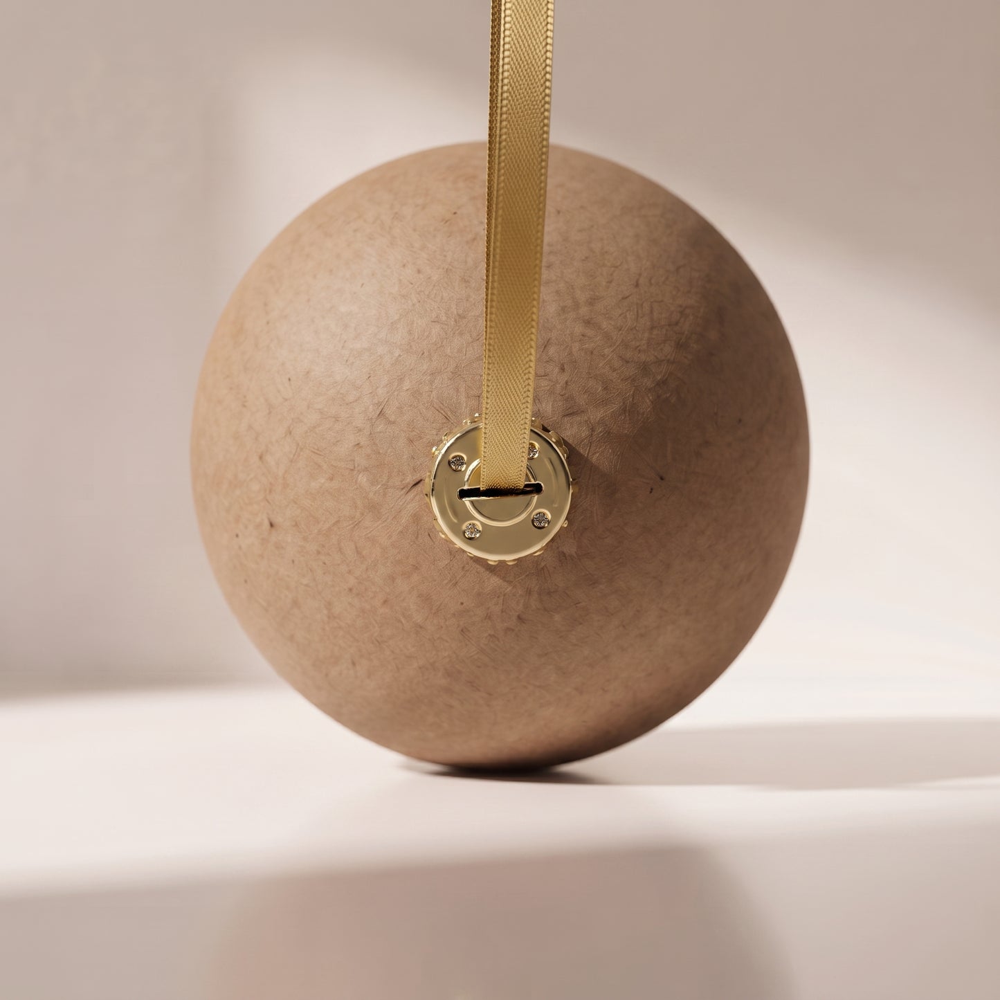 Esfera navideña de plastico color beige con listón