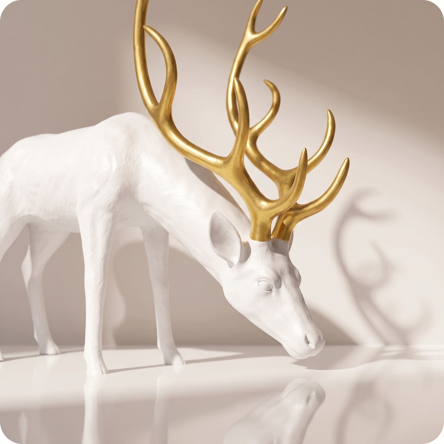 Reno decorativo dorado de resina blanco con cuernos dorados agachado