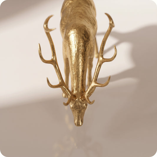 Reno decorativo dorado de resina dorado agachado