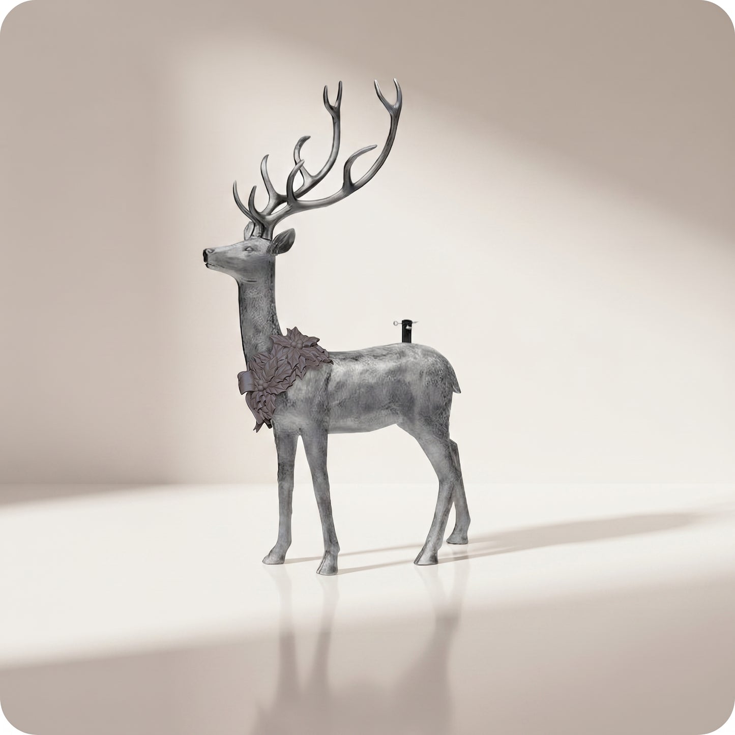 Reno navideño con guirnalda con base de arbol parado