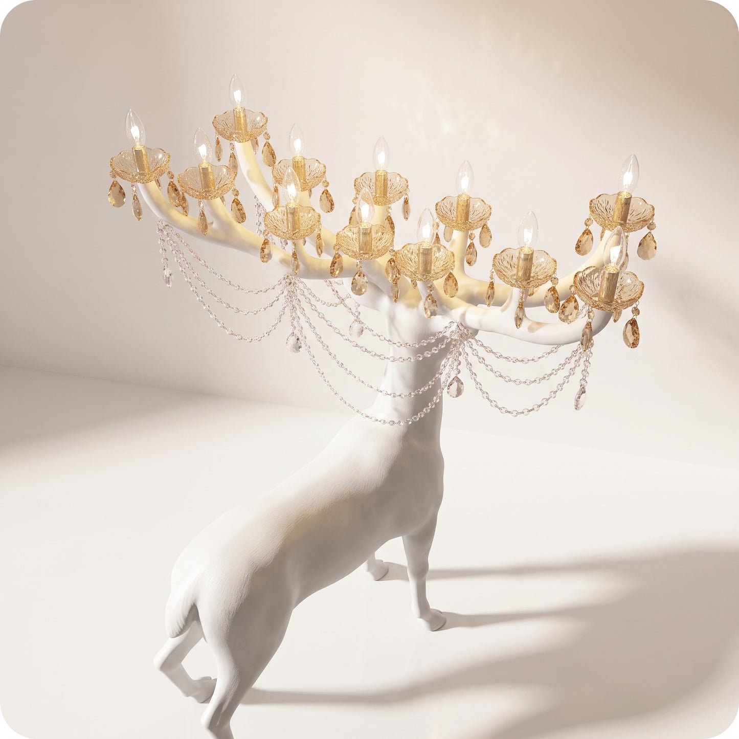 Reno decorativo con candelabro blanco en cuernos grande