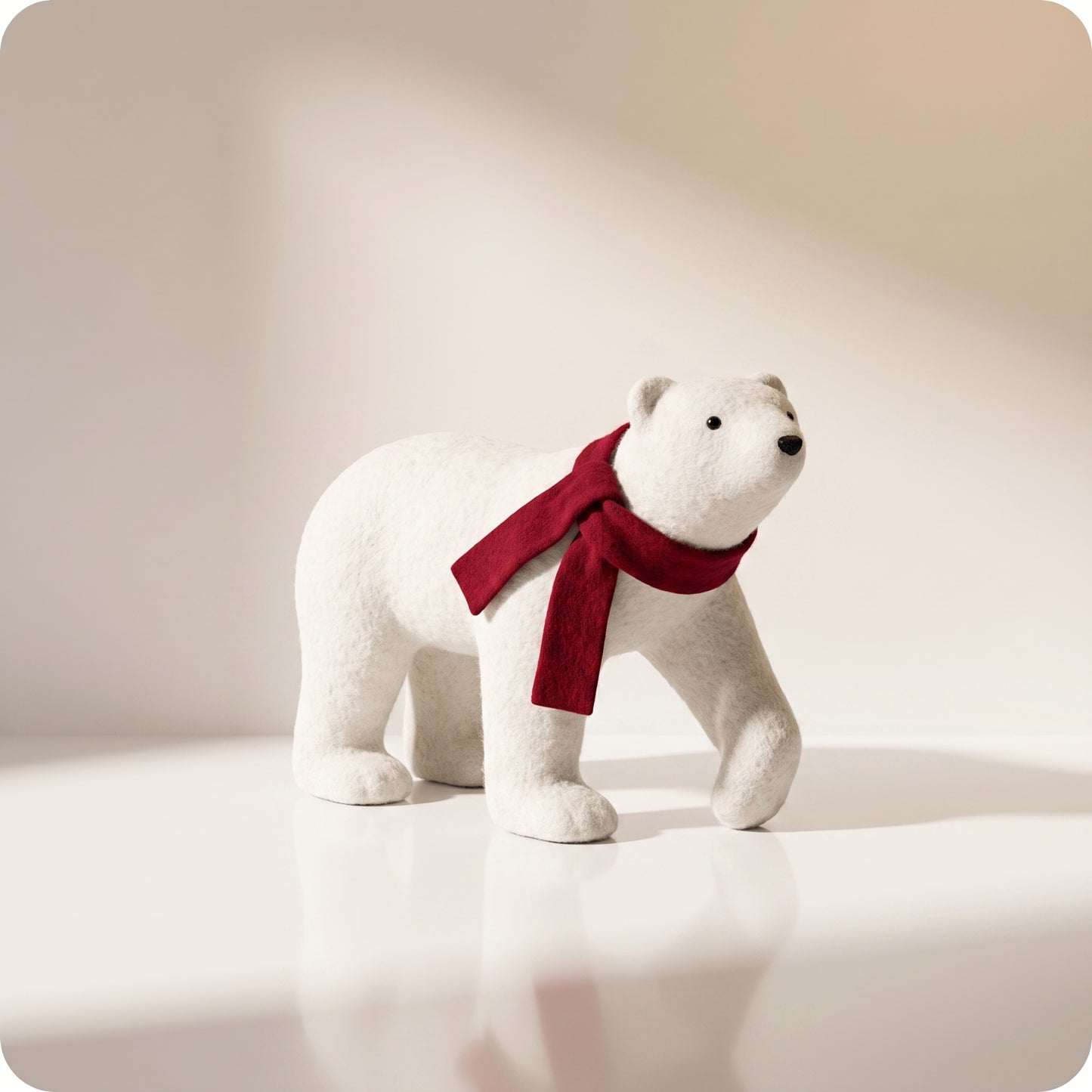 Elegante oso polar blanco con bufanda roja en cuatro patas 2