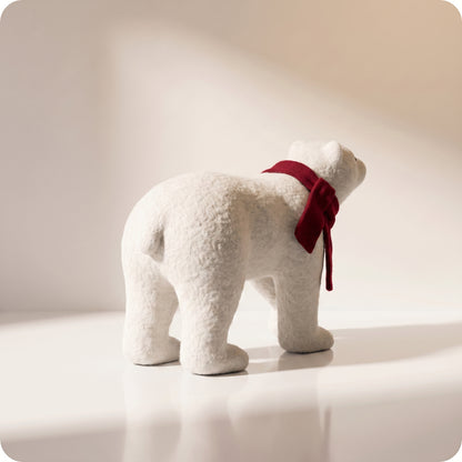 Elegante oso polar blanco con bufanda roja en cuatro patas 2