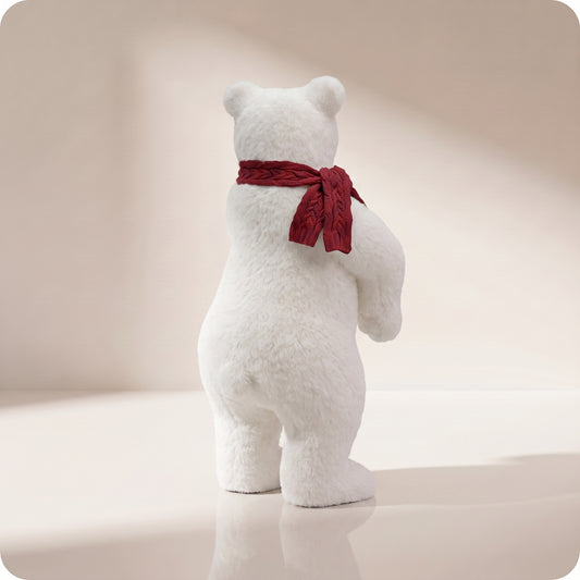 Elegante oso polar blanco con bufanda roja parado 3
