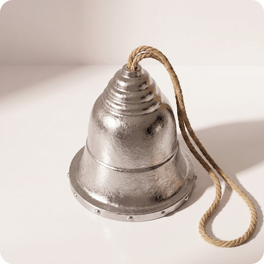 Campana de metal plateado viejo