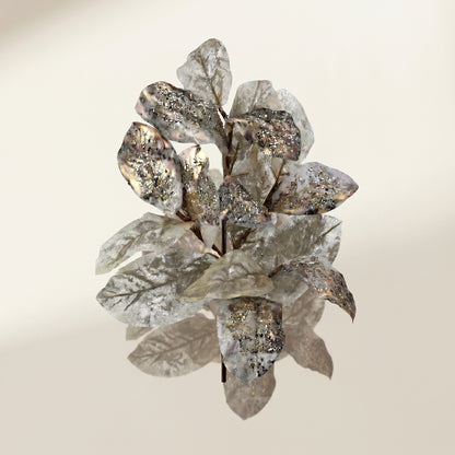 Rama de salal con joyas metálicas
