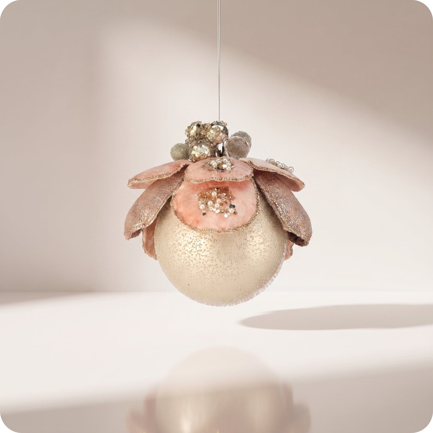 Esfera velvet con joyas y flor de magnolia rosa con perla 11 cm