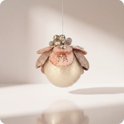 Esfera velvet con joyas y flor de magnolia rosa con perla 11 cm