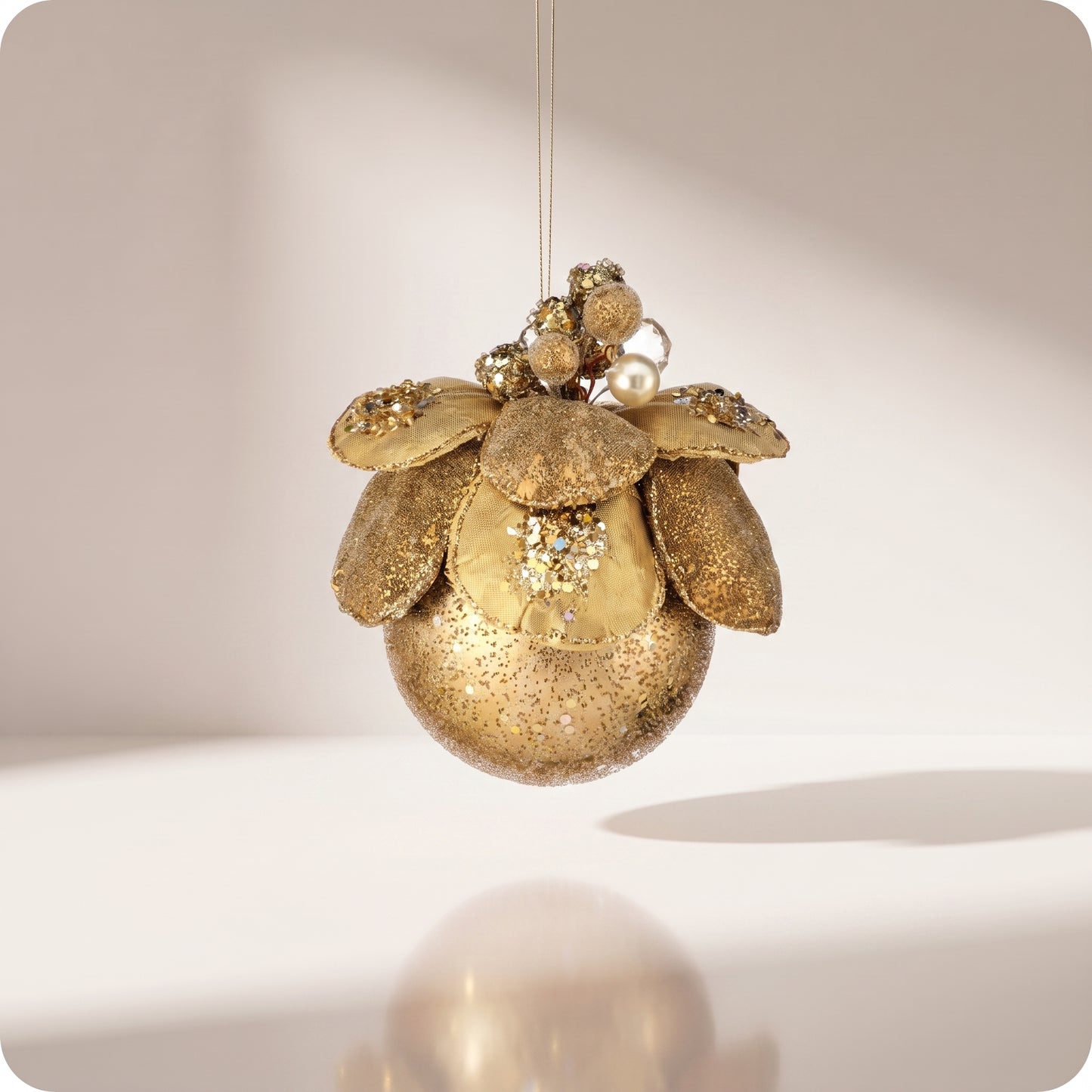 Esfera velvet con joyas y flor de magnolia dorada 11 cm