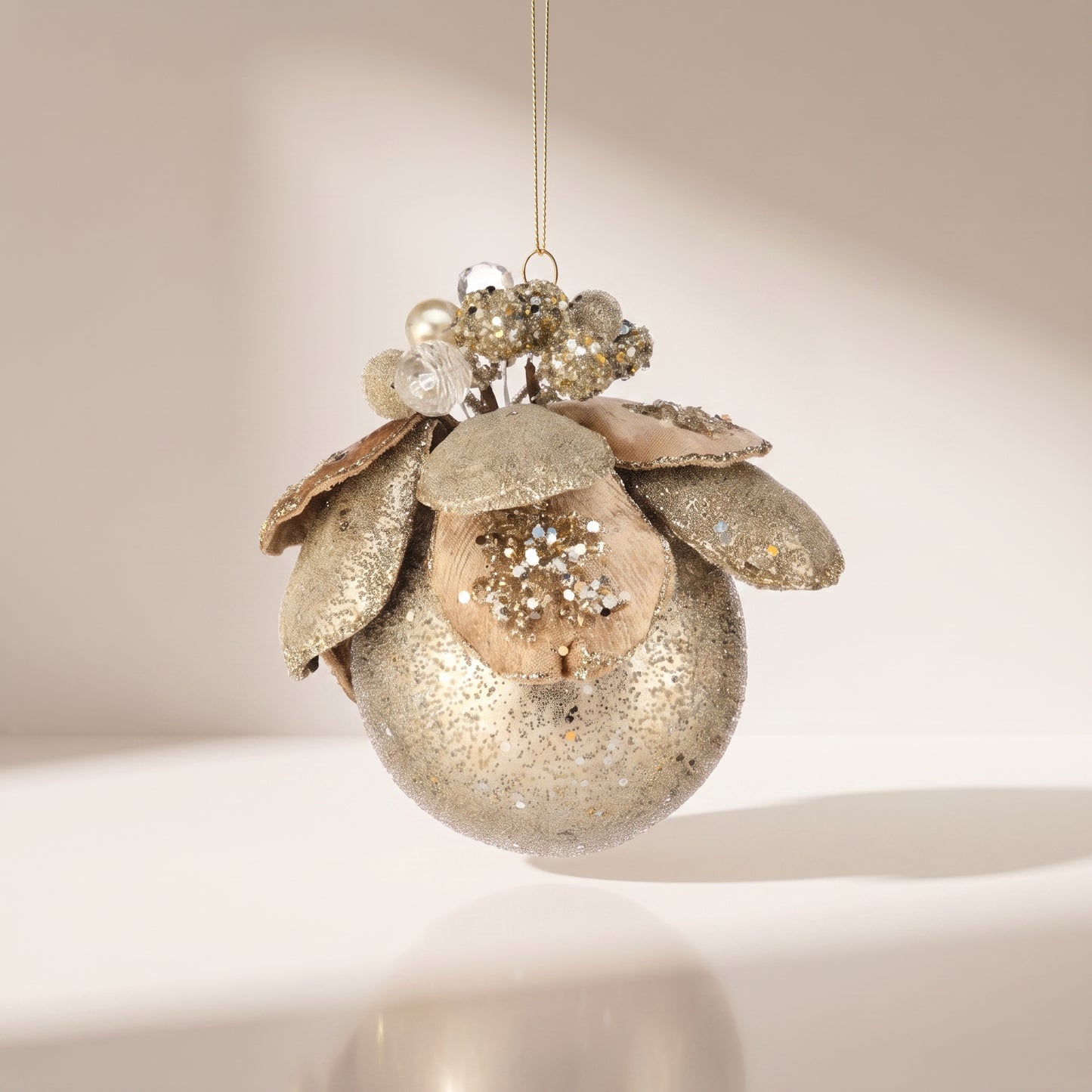 Esfera velvet con joyas y flor de magnolia nude con plata 11 cm