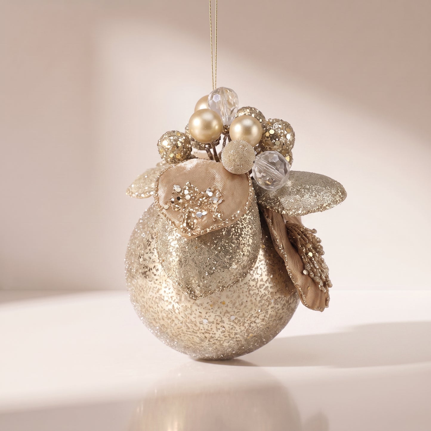 Esfera velvet con joyas y flor de magnolia nude con plata 11 cm