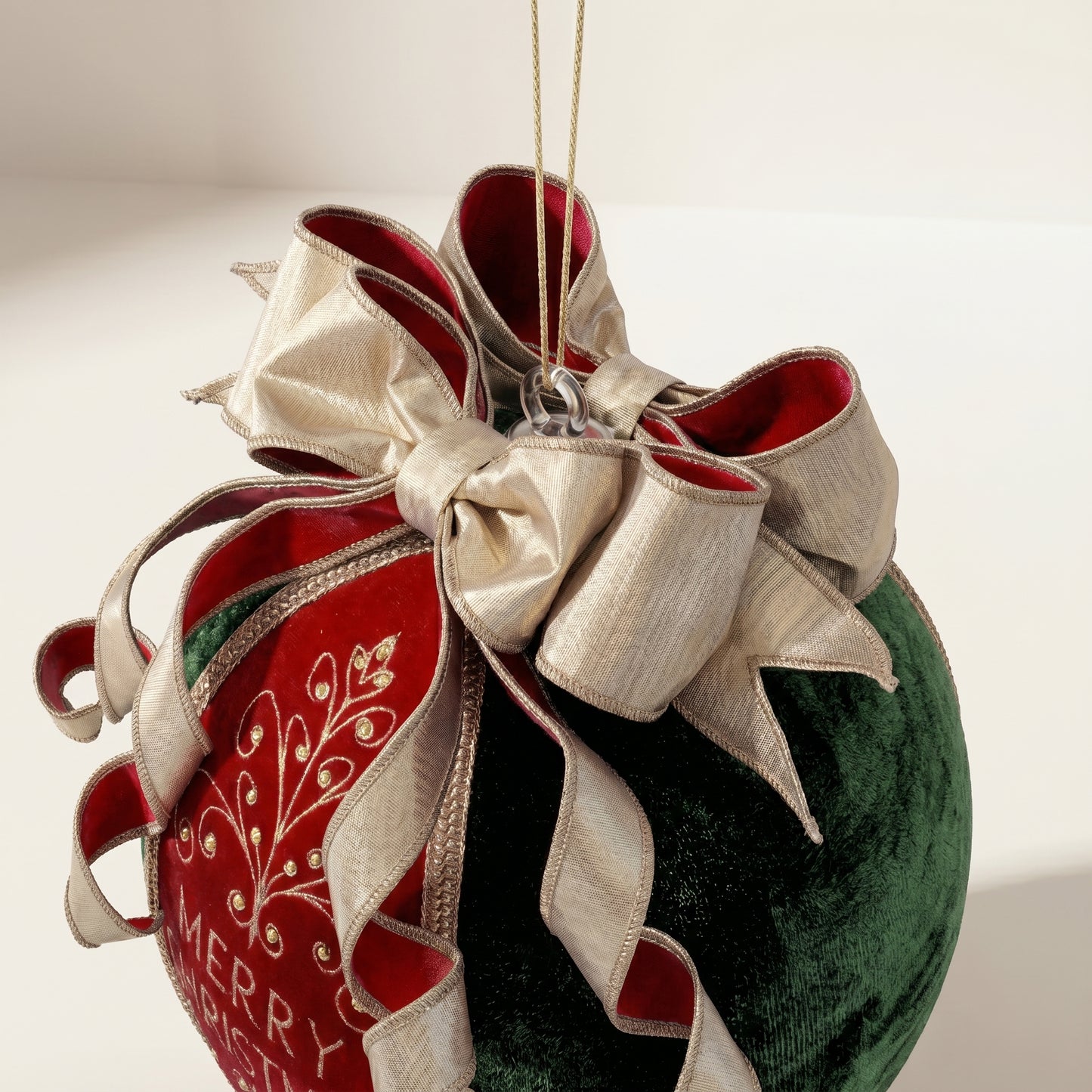 Adorno de terciopelo con la inscripción "merry xmas" y lazo