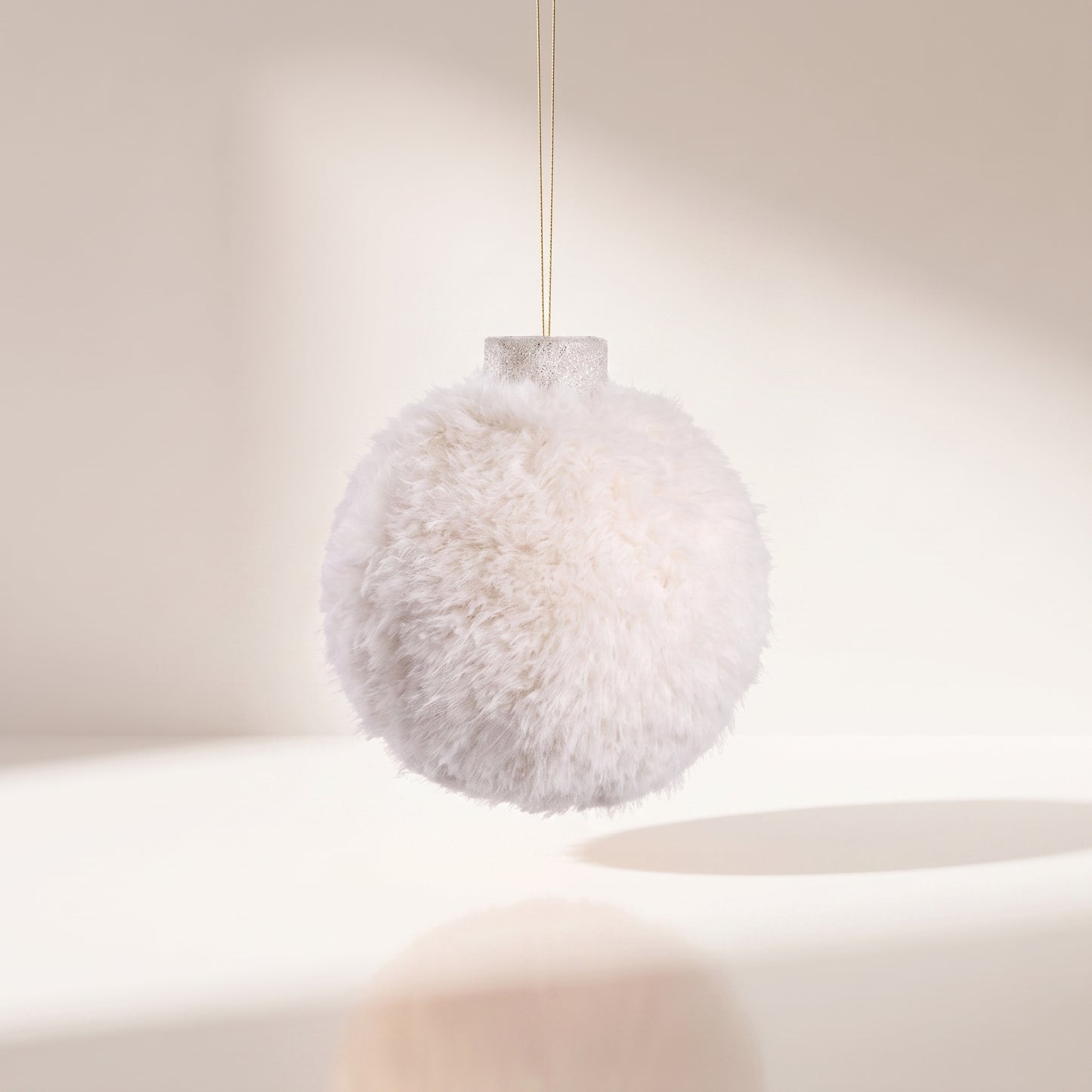 Esfera de pelo blanca esponjada