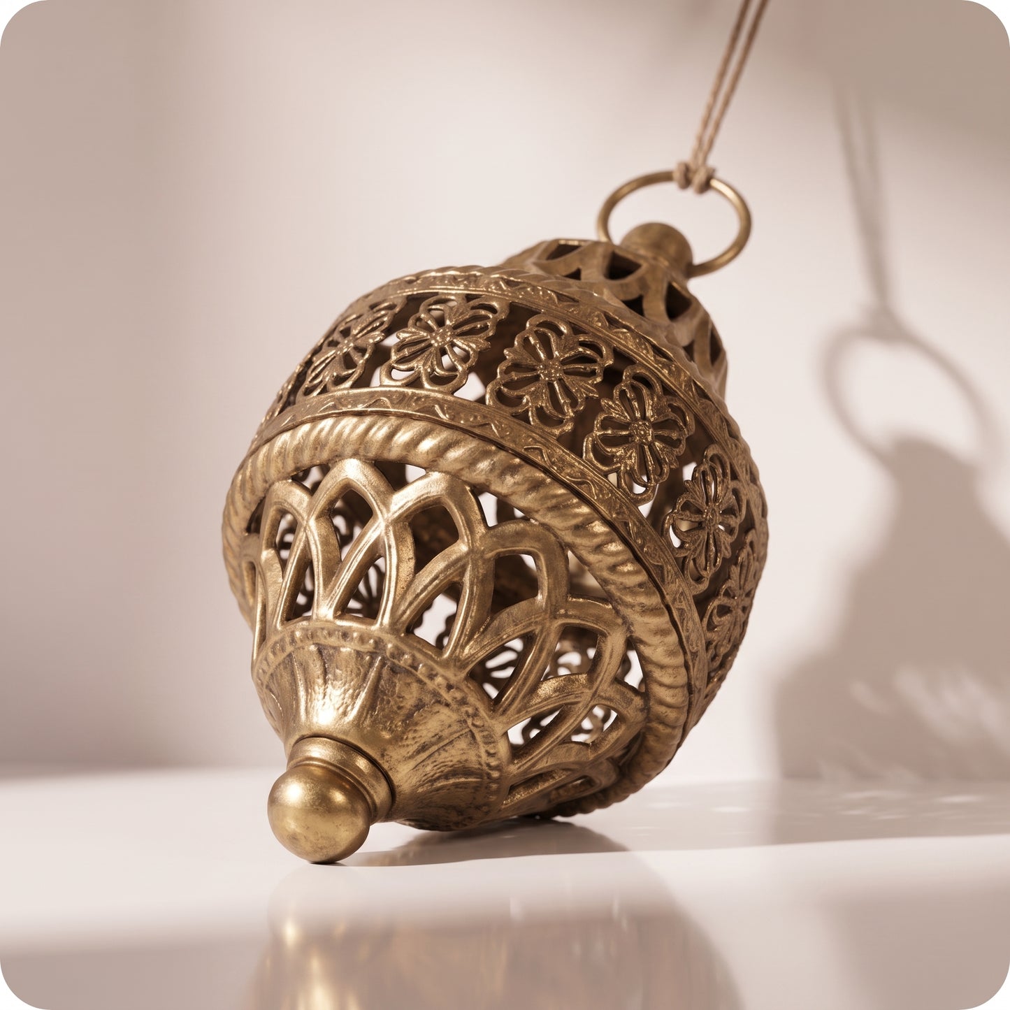 Esfera filigrana con remate ornamental