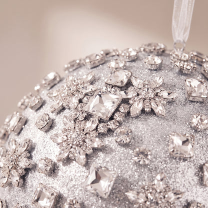 Esfera de piedras brillantes y flores