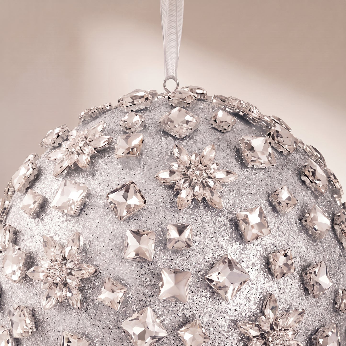 Esfera de piedras brillantes y flores