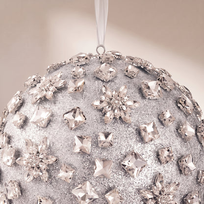 Esfera de piedras brillantes y flores