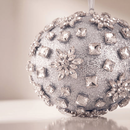 Esfera de piedras brillantes y flores